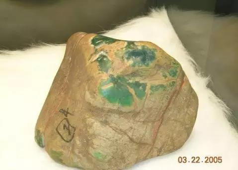 翡翠原石黄沙皮知识莫西沙黄沙皮翡翠原石-第10张图片-翡翠网 翡翠原石黄沙皮知识莫西沙黄沙皮翡翠原石-第10张图片-翡翠网