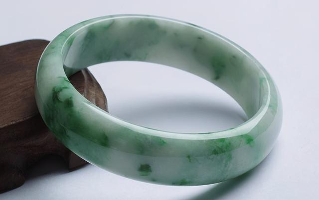 糯化翡翠手镯大约价格高糯化翡翠手镯-第3张图片-翡翠网 糯化翡翠手镯大约价格高糯化翡翠手镯-第3张图片-翡翠网