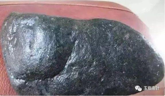 翡翠常识之原石特征,姐堆场口翡翠原石特征-第1张图片-翡翠网 翡翠常识之原石特征,姐堆场口翡翠原石特征-第1张图片-翡翠网