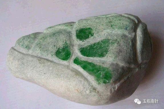 翡翠常识之原石特征,姐堆场口翡翠原石特征-第2张图片-翡翠网 翡翠常识之原石特征,姐堆场口翡翠原石特征-第2张图片-翡翠网