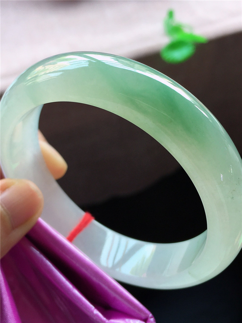 芙蓉翡翠手镯价格表,冰芙蓉种飘花翡翠手镯-第1张图片-翡翠网 芙蓉翡翠手镯价格表,冰芙蓉种飘花翡翠手镯-第1张图片-翡翠网