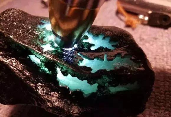 翡翠冰晴底是什么颜色,翡翠冰晴的价格-第2张图片-翡翠网 翡翠冰晴底是什么颜色,翡翠冰晴的价格-第2张图片-翡翠网