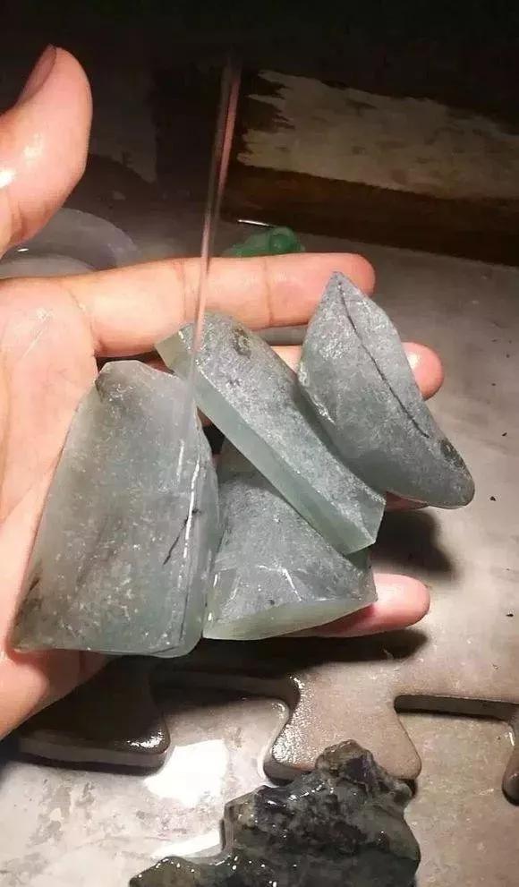 翡翠冰晴底是什么颜色,翡翠冰晴的价格-第3张图片-翡翠网 翡翠冰晴底是什么颜色,翡翠冰晴的价格-第3张图片-翡翠网