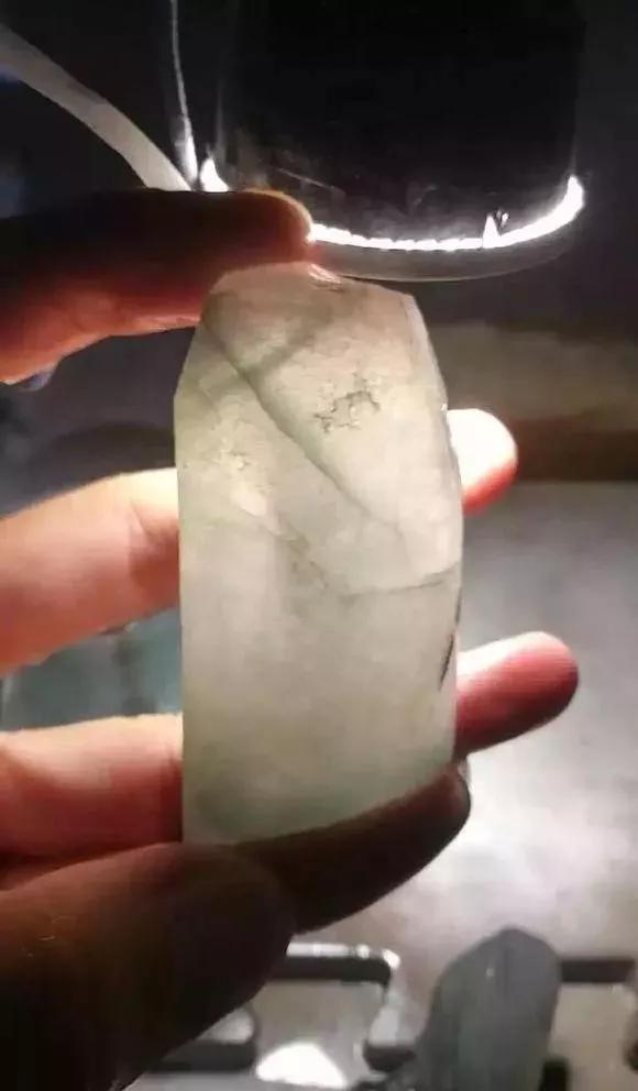 翡翠冰晴底是什么颜色,翡翠冰晴的价格-第4张图片-翡翠网 翡翠冰晴底是什么颜色,翡翠冰晴的价格-第4张图片-翡翠网