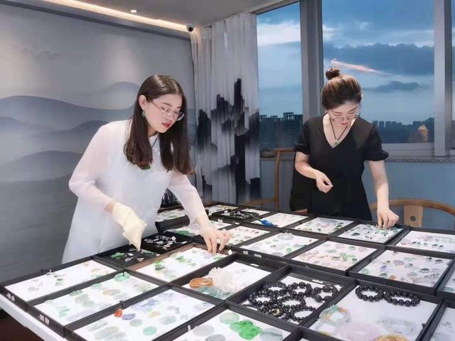 淄博翡翠原石成品,翡翠原石贵过成品现象-第12张图片-翡翠网 淄博翡翠原石成品,翡翠原石贵过成品现象-第12张图片-翡翠网