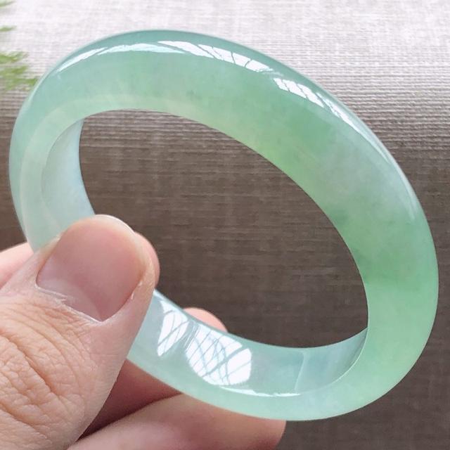 晴绿翡翠手镯图片,晴绿色翡翠手镯-第1张图片-翡翠网 晴绿翡翠手镯图片,晴绿色翡翠手镯-第1张图片-翡翠网