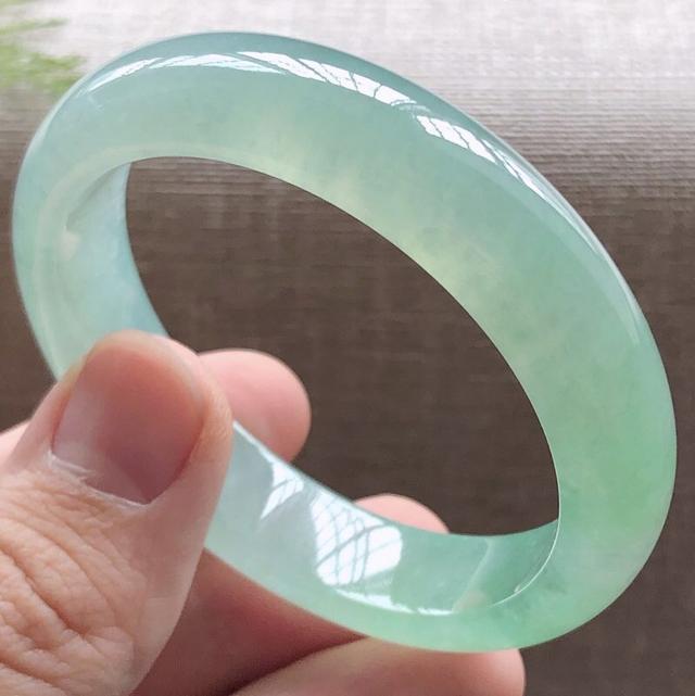 晴绿翡翠手镯图片,晴绿色翡翠手镯-第2张图片-翡翠网 晴绿翡翠手镯图片,晴绿色翡翠手镯-第2张图片-翡翠网