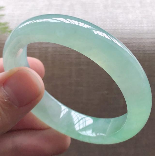 晴绿翡翠手镯图片,晴绿色翡翠手镯-第4张图片-翡翠网 晴绿翡翠手镯图片,晴绿色翡翠手镯-第4张图片-翡翠网