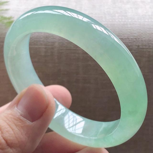 晴绿翡翠手镯图片,晴绿色翡翠手镯-第5张图片-翡翠网 晴绿翡翠手镯图片,晴绿色翡翠手镯-第5张图片-翡翠网