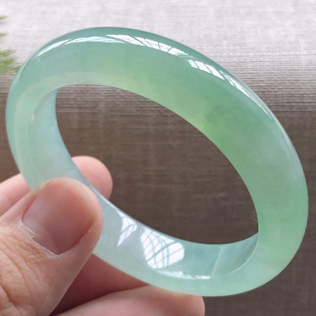 晴绿翡翠手镯图片,晴绿色翡翠手镯-第8张图片-翡翠网 晴绿翡翠手镯图片,晴绿色翡翠手镯-第8张图片-翡翠网