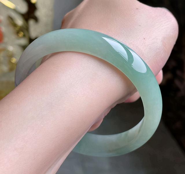 关于翡翠手镯a货浅绿价格的信息-第1张图片-翡翠网 关于翡翠手镯a货浅绿价格的信息-第1张图片-翡翠网