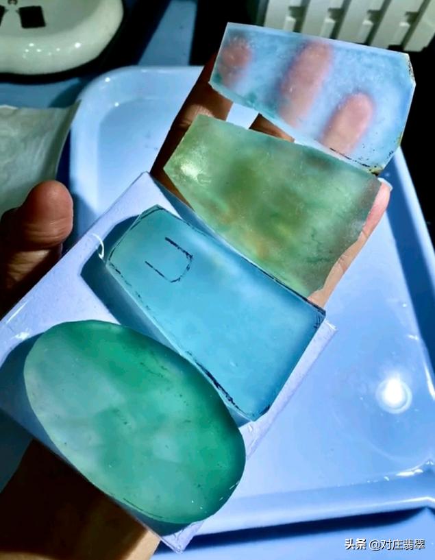 翡翠玻璃种和冰种哪个好玻璃种翡翠冰种原石-第7张图片-翡翠网