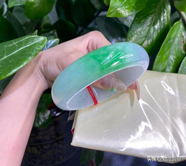 宽手镯翡翠,翡翠手镯宽的好还是窄的好呢-第1张图片-翡翠网 宽手镯翡翠,翡翠手镯宽的好还是窄的好呢-第1张图片-翡翠网