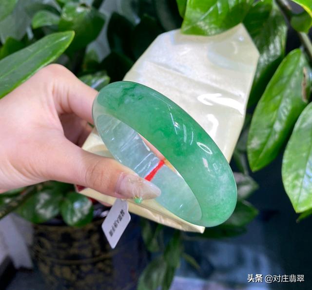 宽手镯翡翠,翡翠手镯宽的好还是窄的好呢-第2张图片-翡翠网 宽手镯翡翠,翡翠手镯宽的好还是窄的好呢-第2张图片-翡翠网