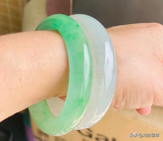 宽手镯翡翠,翡翠手镯宽的好还是窄的好呢-第6张图片-翡翠网 宽手镯翡翠,翡翠手镯宽的好还是窄的好呢-第6张图片-翡翠网
