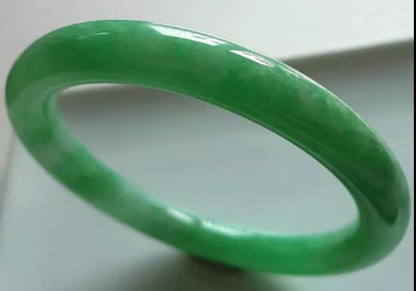 冰飘花翡翠手镯图片及价格,翡翠飘花手镯价格图片-第1张图片-翡翠网 冰飘花翡翠手镯图片及价格,翡翠飘花手镯价格图片-第1张图片-翡翠网