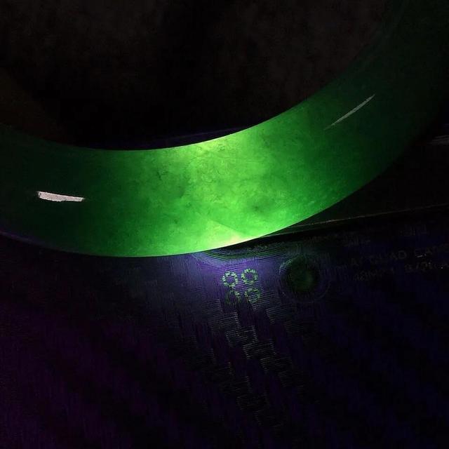 佩戴翡翠手镯的寓意是什么佩戴翡翠手镯的意义-第3张图片-翡翠网