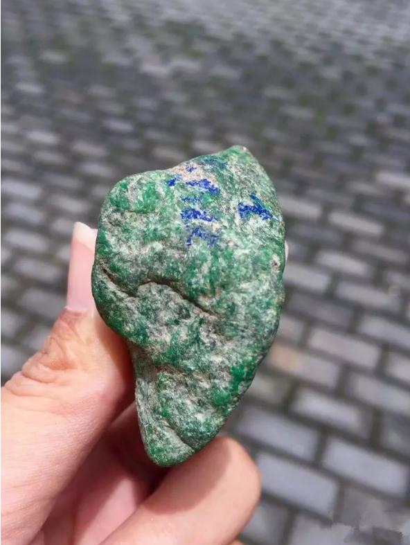 翡翠原石开窗教程视频,开窗翡翠原石值钱吗-第1张图片-翡翠网