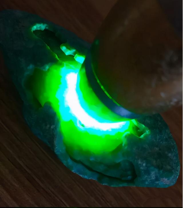 翡翠原石开窗教程视频,开窗翡翠原石值钱吗-第4张图片-翡翠网