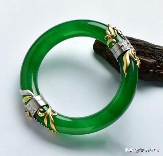 翡翠手镯表面有点磨花怎么办翡翠手镯磨损-第4张图片-翡翠网 翡翠手镯表面有点磨花怎么办翡翠手镯磨损-第4张图片-翡翠网