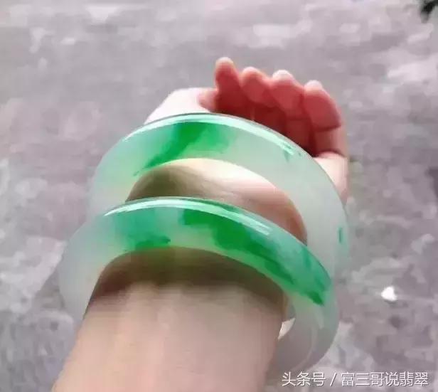 民国有假翡翠手镯,半成品翡翠手镯有假吗-第1张图片-翡翠网 民国有假翡翠手镯,半成品翡翠手镯有假吗-第1张图片-翡翠网