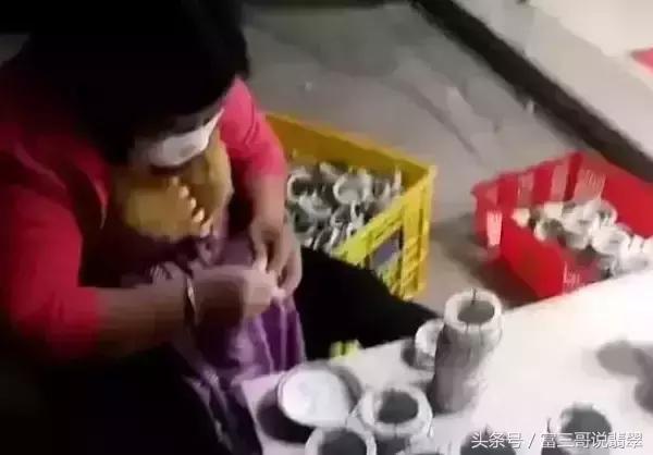 民国有假翡翠手镯,半成品翡翠手镯有假吗-第3张图片-翡翠网 民国有假翡翠手镯,半成品翡翠手镯有假吗-第3张图片-翡翠网