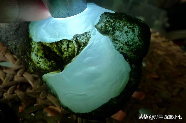 翡翠绿色斑点原石,绿色皮壳翡翠原石-第1张图片-翡翠网