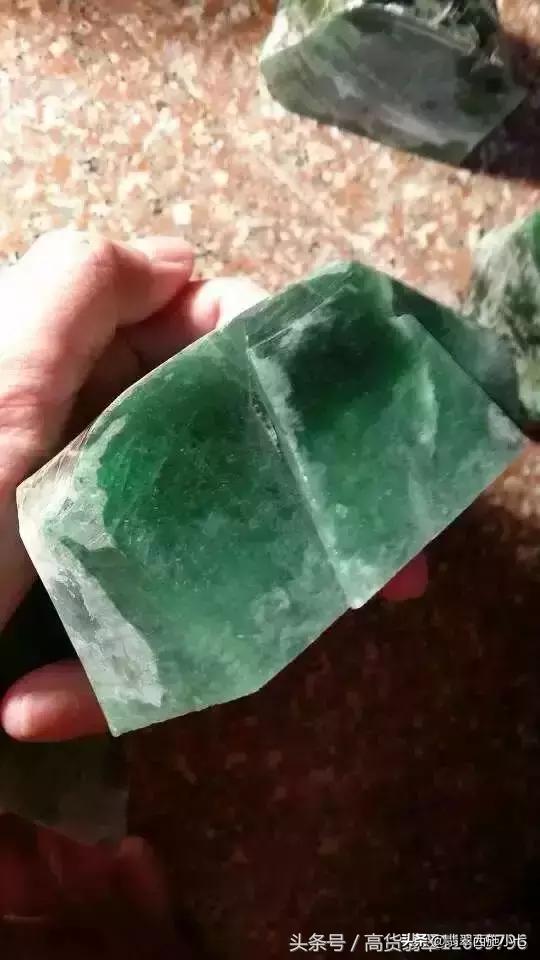 翡翠绿色斑点原石,绿色皮壳翡翠原石-第10张图片-翡翠网