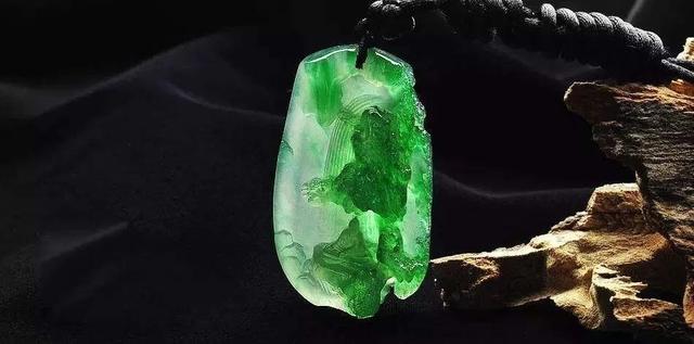 翡翠手镯发黑,翡翠手镯被金属磨了一条黑印-第1张图片-翡翠网 翡翠手镯发黑,翡翠手镯被金属磨了一条黑印-第1张图片-翡翠网