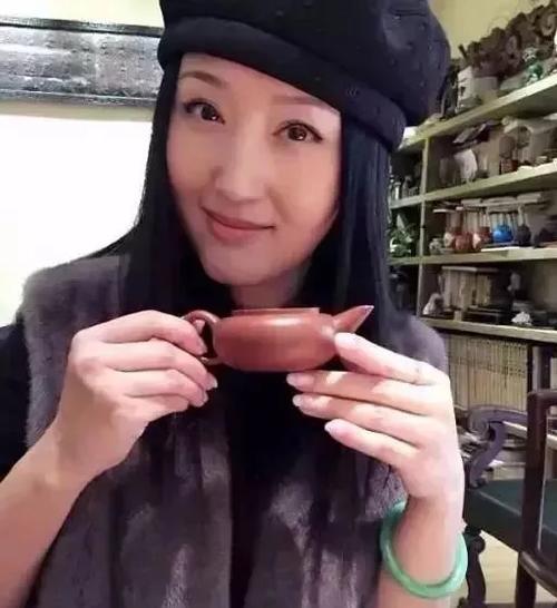 明星也喜欢翡翠手镯明星佩戴翡翠手镯的图片-第1张图片-翡翠网 明星也喜欢翡翠手镯明星佩戴翡翠手镯的图片-第1张图片-翡翠网