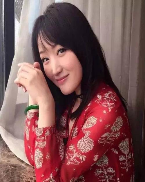 明星也喜欢翡翠手镯明星佩戴翡翠手镯的图片-第5张图片-翡翠网 明星也喜欢翡翠手镯明星佩戴翡翠手镯的图片-第5张图片-翡翠网