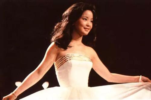 明星也喜欢翡翠手镯明星佩戴翡翠手镯的图片-第6张图片-翡翠网 明星也喜欢翡翠手镯明星佩戴翡翠手镯的图片-第6张图片-翡翠网