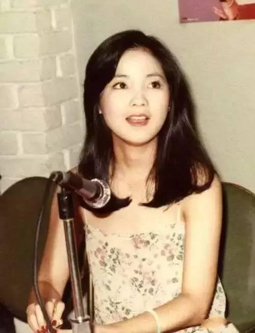 明星也喜欢翡翠手镯明星佩戴翡翠手镯的图片-第8张图片-翡翠网 明星也喜欢翡翠手镯明星佩戴翡翠手镯的图片-第8张图片-翡翠网