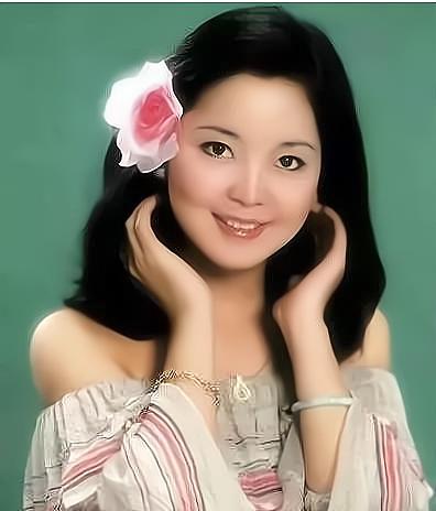 明星也喜欢翡翠手镯明星佩戴翡翠手镯的图片-第9张图片-翡翠网 明星也喜欢翡翠手镯明星佩戴翡翠手镯的图片-第9张图片-翡翠网