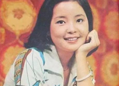 明星也喜欢翡翠手镯明星佩戴翡翠手镯的图片-第10张图片-翡翠网 明星也喜欢翡翠手镯明星佩戴翡翠手镯的图片-第10张图片-翡翠网