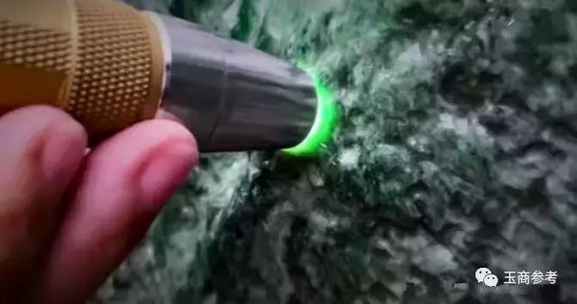 土豪翡翠原石视频翡翠原石怎么去皮视频-第8张图片-翡翠网 土豪翡翠原石视频翡翠原石怎么去皮视频-第8张图片-翡翠网