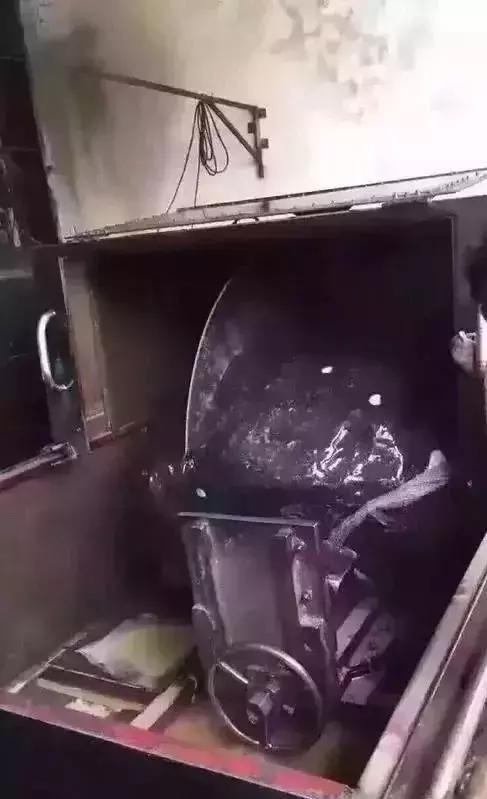 土豪翡翠原石视频翡翠原石怎么去皮视频-第22张图片-翡翠网 土豪翡翠原石视频翡翠原石怎么去皮视频-第22张图片-翡翠网