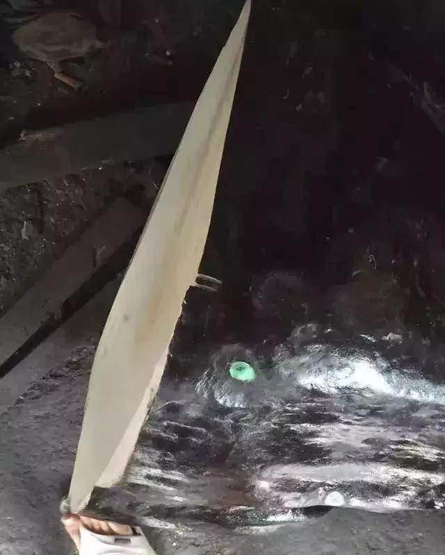 土豪翡翠原石视频翡翠原石怎么去皮视频-第23张图片-翡翠网 土豪翡翠原石视频翡翠原石怎么去皮视频-第23张图片-翡翠网