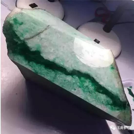 土豪翡翠原石视频翡翠原石怎么去皮视频-第30张图片-翡翠网 土豪翡翠原石视频翡翠原石怎么去皮视频-第30张图片-翡翠网