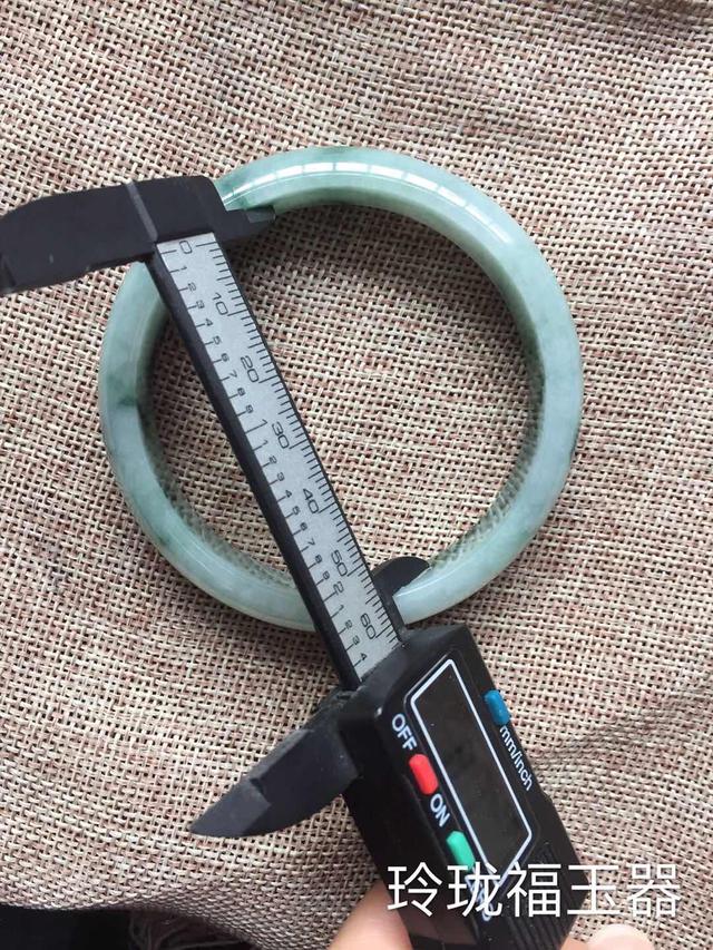 翡翠手镯测量单位多少买翡翠手镯如何测量手大小-第1张图片-翡翠网 翡翠手镯测量单位多少买翡翠手镯如何测量手大小-第1张图片-翡翠网