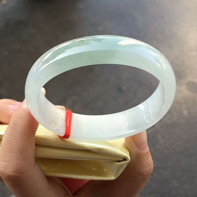 糯冰种油青翡翠值钱吗,冰种油青翡翠手镯价格-第1张图片-翡翠网