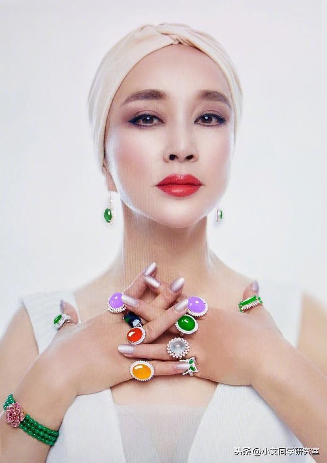 老阿姨戴翡翠手镯的简单介绍-第3张图片-翡翠网 老阿姨戴翡翠手镯的简单介绍-第3张图片-翡翠网