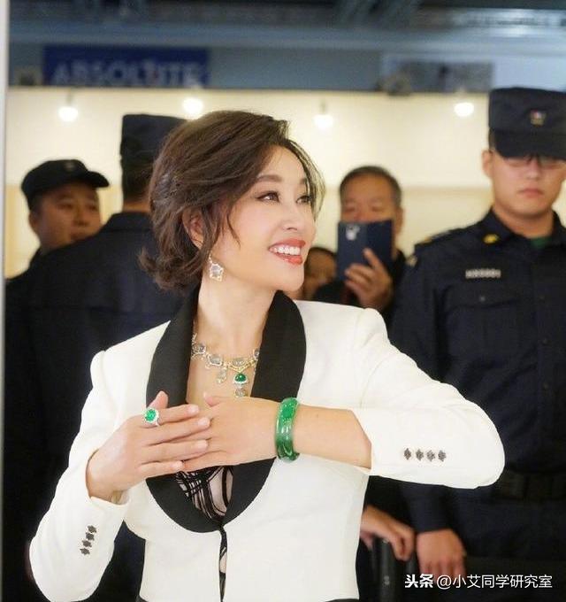 老阿姨戴翡翠手镯的简单介绍-第6张图片-翡翠网 老阿姨戴翡翠手镯的简单介绍-第6张图片-翡翠网