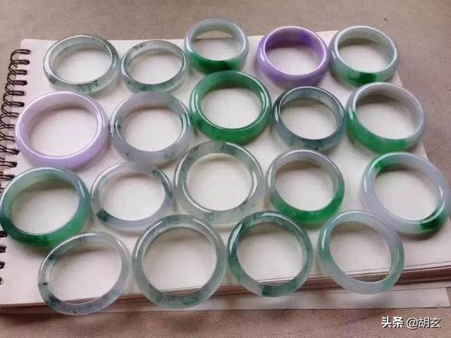 新坑翡翠手镯的价格翡翠手镯表面有小坑-第1张图片-翡翠网 新坑翡翠手镯的价格翡翠手镯表面有小坑-第1张图片-翡翠网