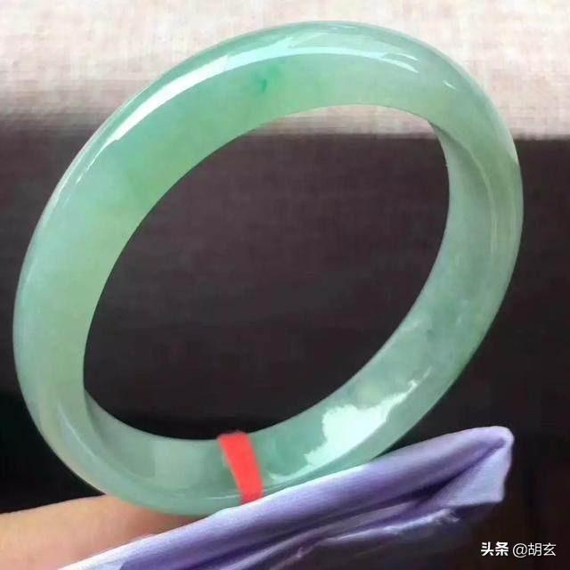新坑翡翠手镯的价格翡翠手镯表面有小坑-第3张图片-翡翠网 新坑翡翠手镯的价格翡翠手镯表面有小坑-第3张图片-翡翠网