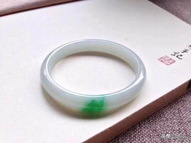 新坑翡翠手镯的价格翡翠手镯表面有小坑-第4张图片-翡翠网 新坑翡翠手镯的价格翡翠手镯表面有小坑-第4张图片-翡翠网