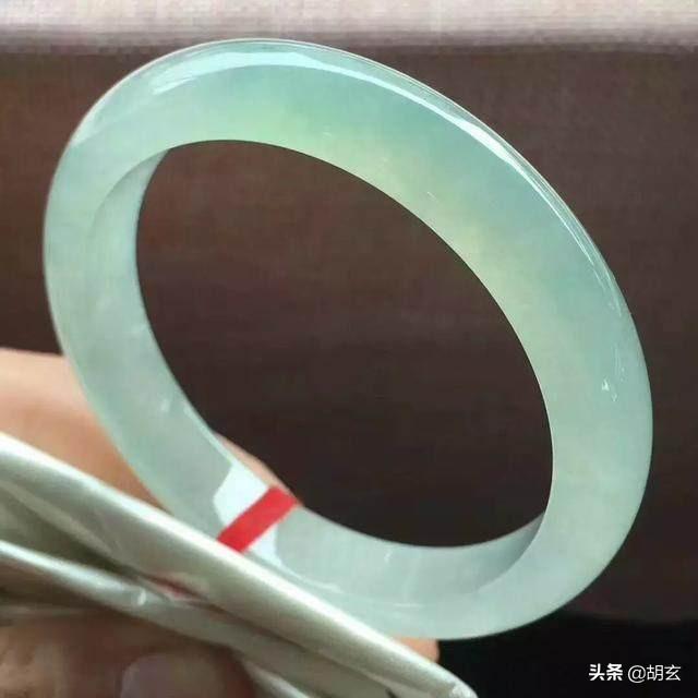 新坑翡翠手镯的价格翡翠手镯表面有小坑-第5张图片-翡翠网 新坑翡翠手镯的价格翡翠手镯表面有小坑-第5张图片-翡翠网