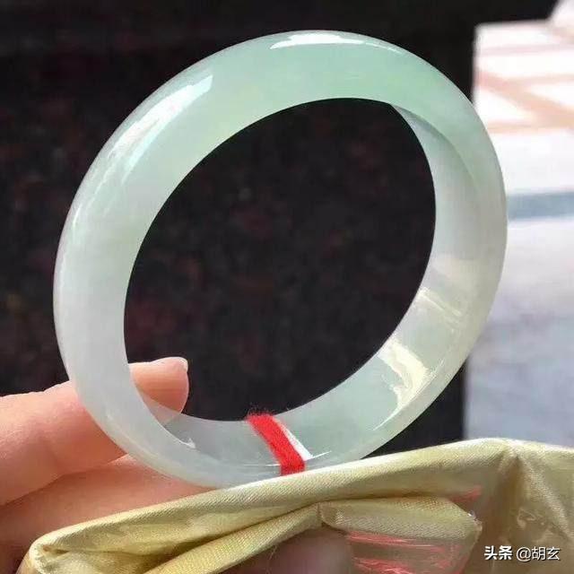 新坑翡翠手镯的价格翡翠手镯表面有小坑-第6张图片-翡翠网 新坑翡翠手镯的价格翡翠手镯表面有小坑-第6张图片-翡翠网