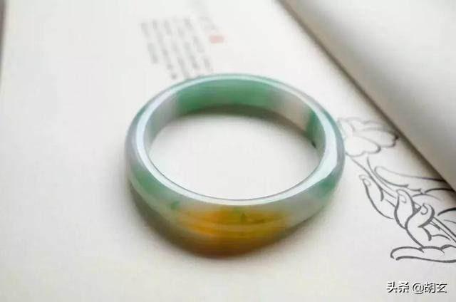 新坑翡翠手镯的价格翡翠手镯表面有小坑-第7张图片-翡翠网 新坑翡翠手镯的价格翡翠手镯表面有小坑-第7张图片-翡翠网