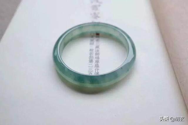 新坑翡翠手镯的价格翡翠手镯表面有小坑-第8张图片-翡翠网 新坑翡翠手镯的价格翡翠手镯表面有小坑-第8张图片-翡翠网